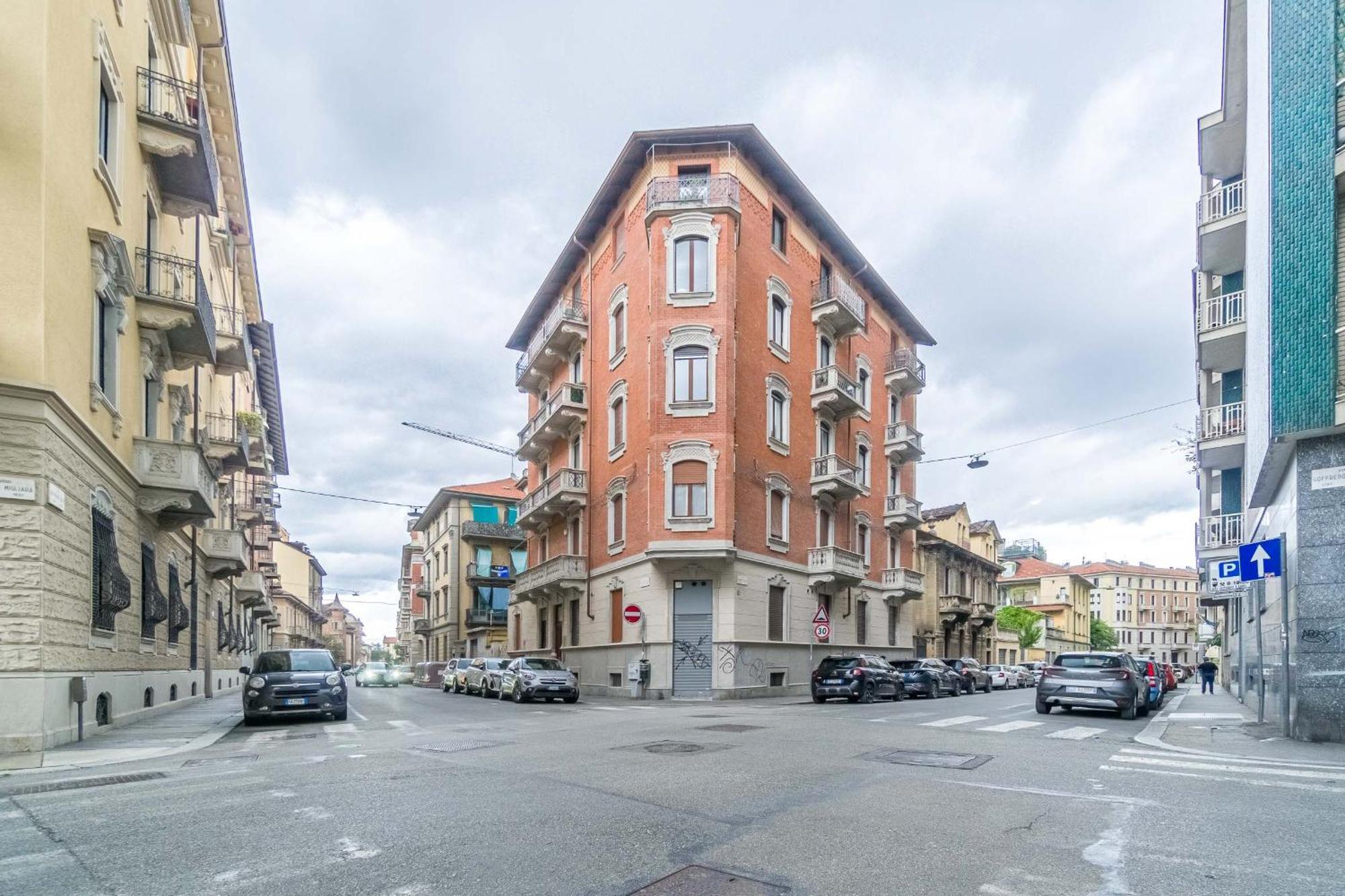 Torino Old Fashion Apartment With Balcony Exterior photo